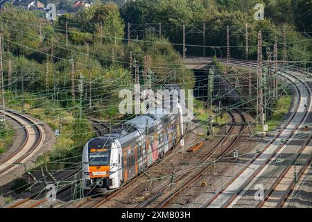 Gleise vor dem Essener Hauptbahnhof, 7 parallele Gleise, RRX, Regional Express, Nordrhein-Westfalen, Deutschland Stockfoto