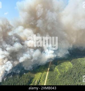 Jasper National Park, Alberta, Kanada. Juli 2024. Ein Luftbild zeigt, wie Anfang dieser Woche Wildfeuer über dem Jasper National Park aufsteigen. Extreme Hitze und trockene Bedingungen in der Provinz haben viele neue Waldbrände ausgelöst. Die Gemeinde Jasper hat eine Evakuierungsanordnung wegen Waldbränden im Jasper National Park erlassen. (Kreditbild: © Alberta Wildfire/ZUMA Press Wire) NUR REDAKTIONELLE VERWENDUNG! Nicht für kommerzielle ZWECKE! Stockfoto