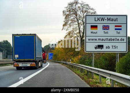 Schild für die LKW-Maut, auf der Autobahn A40, kurz nach der deutsch-niederländischen Grenze bei Niederdorf, Nordrhein-Westfalen Stockfoto