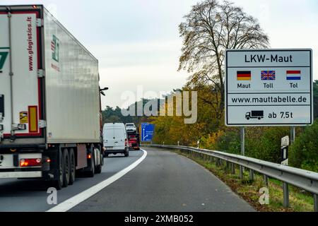 Schild für die LKW-Maut, auf der Autobahn A40, kurz nach der deutsch-niederländischen Grenze bei Niederdorf, Nordrhein-Westfalen Stockfoto