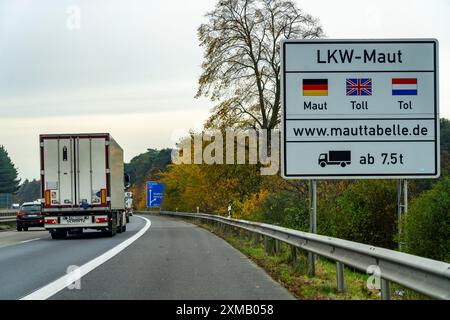 Schild für die LKW-Maut, auf der Autobahn A40, kurz nach der deutsch-niederländischen Grenze bei Niederdorf, Nordrhein-Westfalen Stockfoto