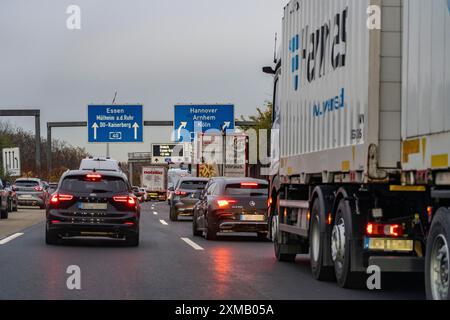 Verkehrsstau auf der Autobahn A40, am Abzweig Kaiserberg, aufgrund von Bauarbeiten, Nordrhein-Westfalen Stockfoto