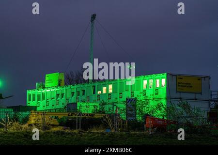 Baustelle, Baucontainer, Bürocontainer, gesichert durch BauWatch, Kameraüberwachung, Objekt im grünen Licht der Überwachung Stockfoto