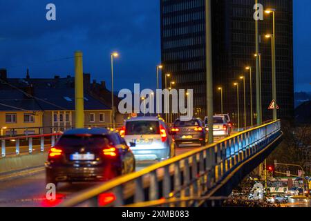 Stadtverkehr, Bundesstraße B54, Eckeseyer Straße, auf einer Brücke im Stadtzentrum von Hagen, Straßenrampe, Fußgängerzone, Nordrhein-Westfalen Stockfoto