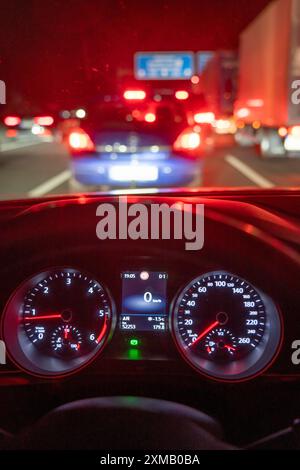 Stau, Autobahn A3, bei Mettmann, Richtung Oberhausen, teilweise vollständiger Stillstand auf 3 Fahrspuren im Abendverkehr, nach Pannenfahrzeug an Stockfoto