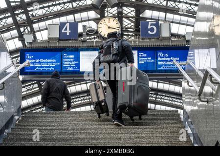 Man schleppt sich mit Gepäck auf den Bahnsteig, dreitägiger Streik der eisenbahngewerkschaft GDL, nur sehr wenige nah- und Fernzüge fahren Stockfoto