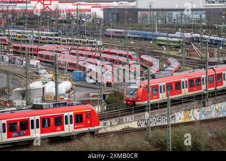 DB Regio-Stall in Köln Deutzerfeld, wo S-Bahn und Regionalzüge auf ihre Wende warten, Zug auf der Strecke Köln Deutz Stockfoto