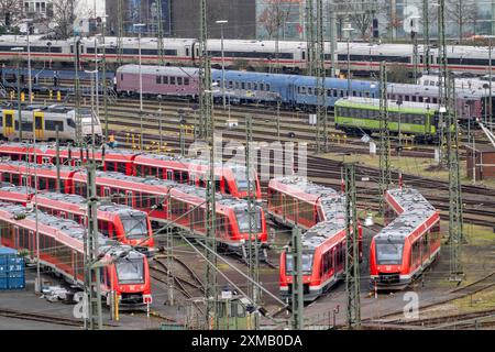 DB Regio-Stall in Köln-Deutzerfeld, wo S-Bahn und Regionalzüge auf ihre Wende warten, Köln-Deutz, Nord Stockfoto