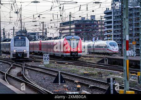 Gleissystem vor dem Kölner Hauptbahnhof, Regionalzüge, Fernzüge, Köln, Nordrhein-Westfalen, Deutschland Stockfoto