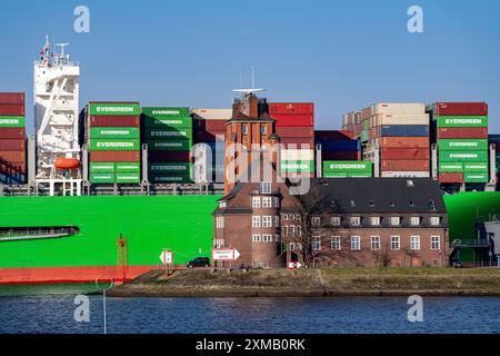 Containerschiff, das jemals begabt ist, fährt in den Hamburger Hafen an der Elbe ein, die Reederei Evergreen, Singapur, 399 m lang, kann über 20 000 transportieren Stockfoto