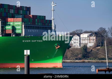 Containerschiff, das immer begabt ist, fährt in den Hamburger Hafen an der Elbe ein, die Reederei Evergreen, Singapur, 399 Meter lang, kann über 20 000 transportieren Stockfoto