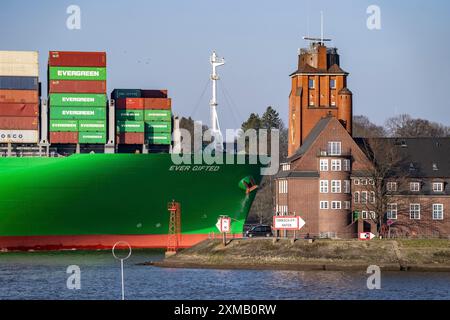 Containerschiff, das jemals begabt ist, fährt in den Hamburger Hafen an der Elbe ein, die Reederei Evergreen, Singapur, 399 m lang, kann über 20 000 transportieren Stockfoto