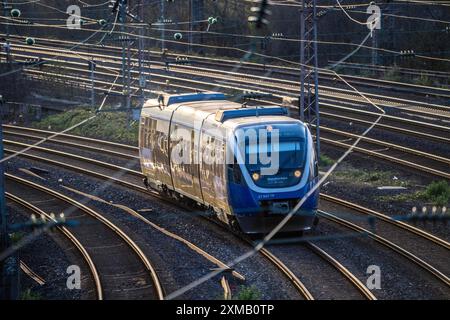 Regionalexpress, RE14, RheinRuhrBahn, Dieselzug, auf den Gleisen, Bahnplan, Bahnstrecke westlich des Essener Hauptbahnhofs, Nord Stockfoto