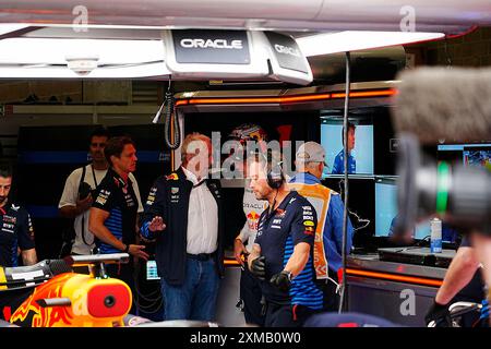 26. Juli 2024, Circuit de Spa-Francorchamps, Spa-Francorchhamps, Formel 1 Rolex Grand Prix 2024 in Belgien, im Bild Max Verstappen (NLD), Oracle Red Bull Racing mit Motorsport Director Dr. Helmut Marko (Oracle Red Bull Racing) Stockfoto