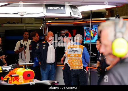 26. Juli 2024, Circuit de Spa-Francorchamps, Spa-Francorchhamps, Formel 1 Rolex Grand Prix 2024 in Belgien, im Bild Max Verstappen (NLD), Oracle Red Bull Racing mit Motorsport Director Dr. Helmut Marko (Oracle Red Bull Racing) Stockfoto
