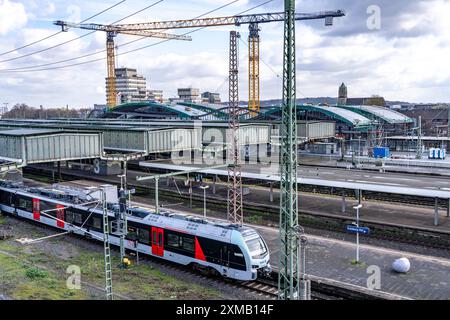 Modernisierung des Duisburger Hauptbahnhofs, die Bahnsteige der 13 Gleise werden erneuert, die alten Flachdächer werden durch Wellpappe ersetzt Stockfoto