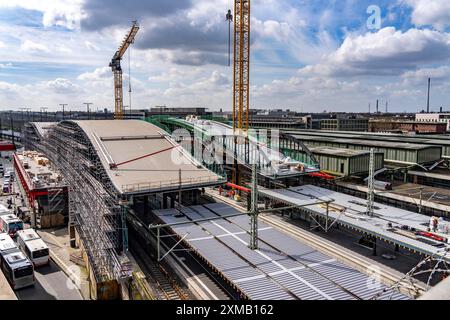 Modernisierung des Duisburger Hauptbahnhofs, die Bahnsteige der 13 Gleise werden erneuert, die alten Flachdächer werden durch Wellpappe ersetzt Stockfoto