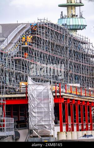 Modernisierung des Duisburger Hauptbahnhofs, die Bahnsteige der 13 Gleise werden erneuert, die alten Flachdächer werden durch Wellpappe ersetzt Stockfoto