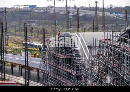 Modernisierung des Duisburger Hauptbahnhofs, die Bahnsteige der 13 Gleise werden erneuert, die alten Flachdächer werden durch Wellpappe ersetzt Stockfoto