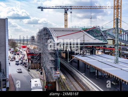 Modernisierung des Duisburger Hauptbahnhofs, die Bahnsteige der 13 Gleise werden erneuert, die alten Flachdächer werden durch Wellpappe ersetzt Stockfoto