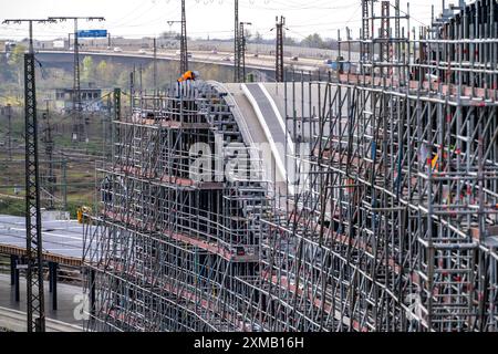 Modernisierung des Duisburger Hauptbahnhofs, die Bahnsteige der 13 Gleise werden erneuert, die alten Flachdächer werden durch Wellpappe ersetzt Stockfoto