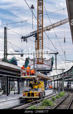 Modernisierung des Duisburger Hauptbahnhofs, die Bahnsteige der 13 Gleise werden erneuert, die alten Flachdächer werden durch Wellpappe ersetzt Stockfoto