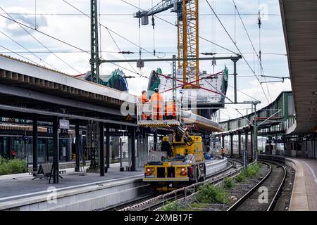 Modernisierung des Duisburger Hauptbahnhofs, die Bahnsteige der 13 Gleise werden erneuert, die alten Flachdächer werden durch Wellpappe ersetzt Stockfoto