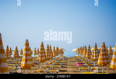 Die Sonnenschirme sind noch am frühen Morgen geschlossen Stockfoto