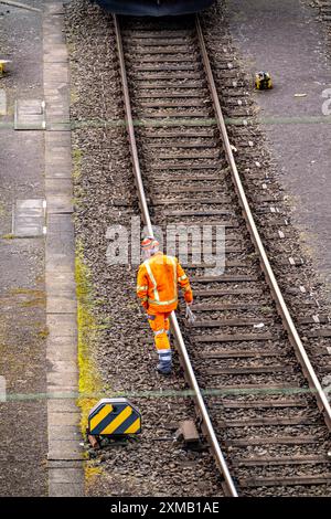 Shunter, Eisenbahnarbeiter, Rangierlokomotive, auf dem Rangierbahnhof Hagen-Vorhalle, einer der neun größten in Deutschland, befindet er sich auf der Straße Stockfoto