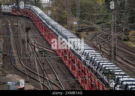 Güterzug, Autozug mit Landrover Neuwagen auf der Güterzugstrecke am Rangierbahnhof Hagen-Vorhalle, einer der neun größten in Deutschland Stockfoto