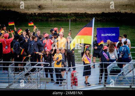 Gerard Cambon / Le Pictorium - Eröffnungszeremonie der Olympischen Spiele 2024 in Paris - 27/07/2024 - Frankreich / Ile-de-France (Region) / Paris - Parade der Delegationen mit dem Boot auf der seine. Eröffnungszeremonie der Olympischen Spiele in Paris im Regen in Trocadero, 26. Juli 2024. Stockfoto