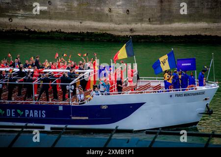 Gerard Cambon / Le Pictorium - Eröffnungszeremonie der Olympischen Spiele 2024 in Paris - 27/07/2024 - Frankreich / Ile-de-France (Region) / Paris - Parade der Delegationen mit dem Boot auf der seine. Eröffnungszeremonie der Olympischen Spiele in Paris im Regen in Trocadero, 26. Juli 2024. Stockfoto