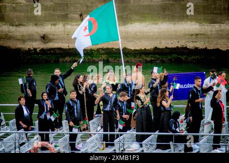 Gerard Cambon / Le Pictorium - Eröffnungszeremonie der Olympischen Spiele 2024 in Paris - 27/07/2024 - Frankreich / Ile-de-France (Region) / Paris - Parade der Delegationen mit dem Boot auf der seine. Eröffnungszeremonie der Olympischen Spiele in Paris im Regen in Trocadero, 26. Juli 2024. Stockfoto