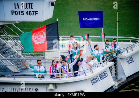 Gerard Cambon / Le Pictorium - Eröffnungszeremonie der Olympischen Spiele 2024 in Paris - 27/07/2024 - Frankreich / Ile-de-France (Region) / Paris - Parade der Delegationen mit dem Boot auf der seine. Eröffnungszeremonie der Olympischen Spiele in Paris im Regen in Trocadero, 26. Juli 2024. Stockfoto