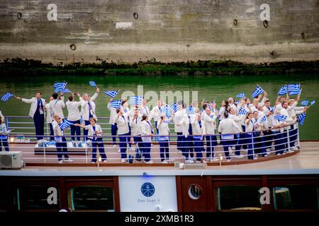 Gerard Cambon / Le Pictorium - Eröffnungszeremonie der Olympischen Spiele 2024 in Paris - 27/07/2024 - Frankreich / Ile-de-France (Region) / Paris - Parade der Delegationen mit dem Boot auf der seine. Eröffnungszeremonie der Olympischen Spiele in Paris im Regen in Trocadero, 26. Juli 2024. Stockfoto