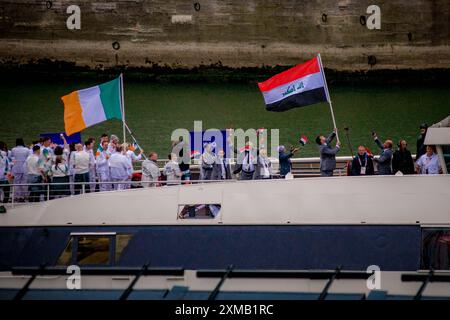 Gerard Cambon / Le Pictorium - Eröffnungszeremonie der Olympischen Spiele 2024 in Paris - 27/07/2024 - Frankreich / Ile-de-France (Region) / Paris - Parade der Delegationen mit dem Boot auf der seine. Eröffnungszeremonie der Olympischen Spiele in Paris im Regen in Trocadero, 26. Juli 2024. Stockfoto