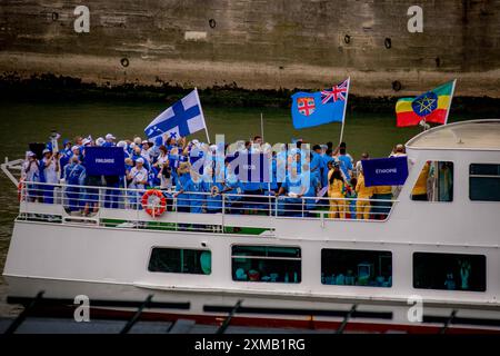 Gerard Cambon / Le Pictorium - Eröffnungszeremonie der Olympischen Spiele 2024 in Paris - 27/07/2024 - Frankreich / Ile-de-France (Region) / Paris - Parade der Delegationen mit dem Boot auf der seine. Eröffnungszeremonie der Olympischen Spiele in Paris im Regen in Trocadero, 26. Juli 2024. Stockfoto