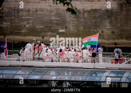 Gerard Cambon / Le Pictorium - Eröffnungszeremonie der Olympischen Spiele 2024 in Paris - 27/07/2024 - Frankreich / Ile-de-France (Region) / Paris - Parade der Delegationen mit dem Boot auf der seine. Eröffnungszeremonie der Olympischen Spiele in Paris im Regen in Trocadero, 26. Juli 2024. Stockfoto