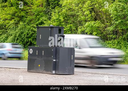 Halbstationäre Radarkamera auf der B227, Hattinger Straße, im Einsatz der Stadt Gelsenkirchen, Modell TraffiStar S350 von Jenoptik, das Gerät ist Stockfoto