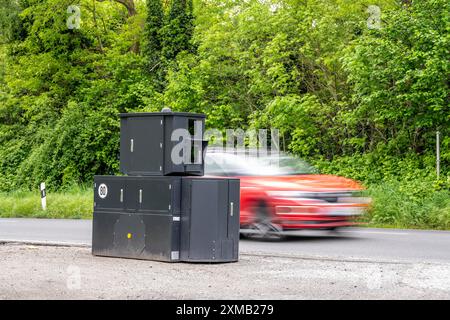 Halbstationäre Radarkamera auf der B227, Hattinger Straße, im Einsatz der Stadt Gelsenkirchen, Modell TraffiStar S350 von Jenoptik, das Gerät ist Stockfoto