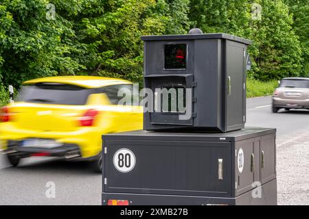 Halbstationäre Radarkamera auf der B227, Hattinger Straße, im Einsatz der Stadt Gelsenkirchen, Modell TraffiStar S350 von Jenoptik, das Gerät ist Stockfoto