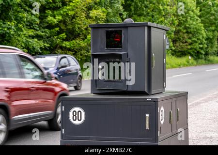 Halbstationäre Radarkamera auf der B227, Hattinger Straße, im Einsatz der Stadt Gelsenkirchen, Modell TraffiStar S350 von Jenoptik, das Gerät ist Stockfoto