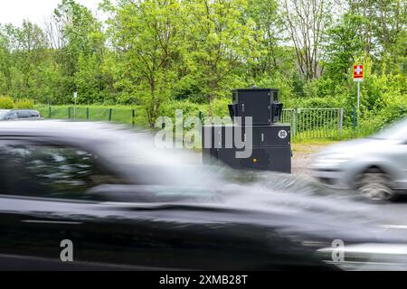 Halbstationäre Radarkamera auf der B227, Hattinger Straße, im Einsatz der Stadt Gelsenkirchen, Modell TraffiStar S350 von Jenoptik, das Gerät ist Stockfoto