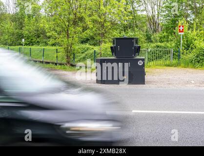 Halbstationäre Radarkamera auf der B227, Hattinger Straße, im Einsatz der Stadt Gelsenkirchen, Modell TraffiStar S350 von Jenoptik, das Gerät ist Stockfoto