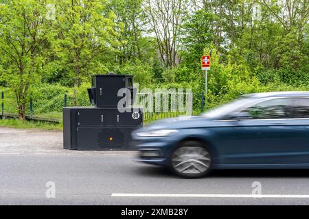 Halbstationäre Radarkamera auf der B227, Hattinger Straße, im Einsatz der Stadt Gelsenkirchen, Modell TraffiStar S350 von Jenoptik, das Gerät ist Stockfoto