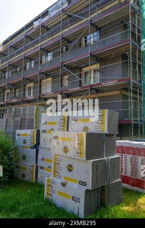 Energetische Renovierung eines Wohngebäudes, Wärmedämmung, Baumaterialien, Dämmstoffe, die vor der Baustelle gelagert werden Stockfoto