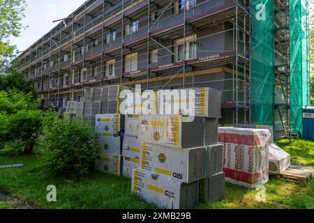 Energetische Renovierung eines Wohngebäudes, Wärmedämmung, Baumaterialien, Dämmstoffe, die vor der Baustelle gelagert werden Stockfoto