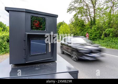 Halbstationäre Radarkamera auf der B227, Hattinger Straße, im Einsatz der Stadt Gelsenkirchen, Modell TraffiStar S350 von Jenoptik, das Gerät ist Stockfoto