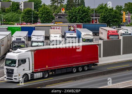 Verkehrsstau auf der A2 bei Bottrop, vor dem Autobahnkreuz Bottrop, in Richtung Oberhausen, aufgrund einer langfristigen Dauer Stockfoto