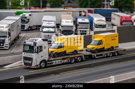 Autotransporter mit 2 neuen Lieferfahrzeugen für Deutsche Post, DHL, Elektrofahrzeuge, auf der Autobahn A2, in der Nähe von Bottrop-Sued, Nord Stockfoto